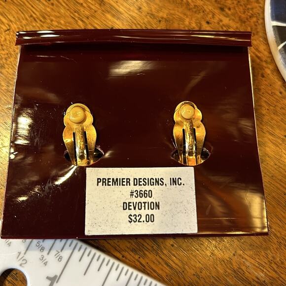 Premier Designs Devotion Large Ribbon Knot Clip on Earrings #C10. New on Card! - Picture 3 of 3